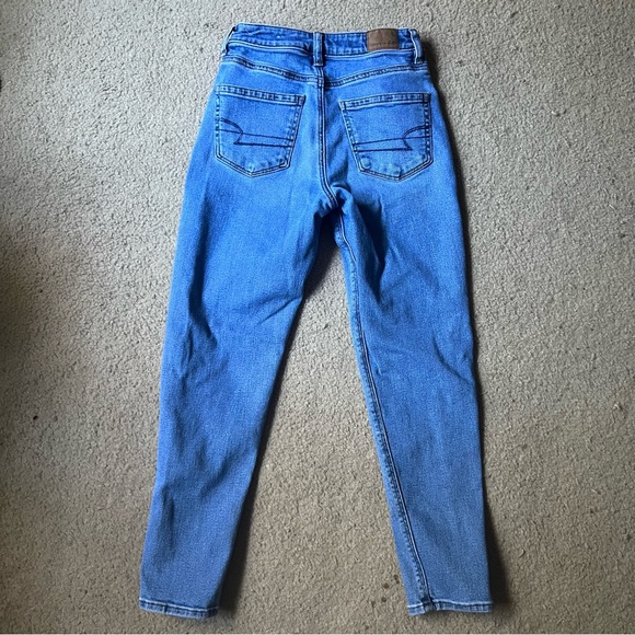 Light Wash Mom Jeans - Picture 4 of 6